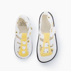Bébés loups abeilles
